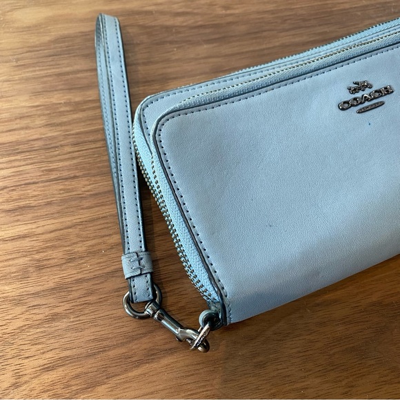 Coach women’s leather wallet, multiple compartments and gunmetal hardware - Picture 2 of 12